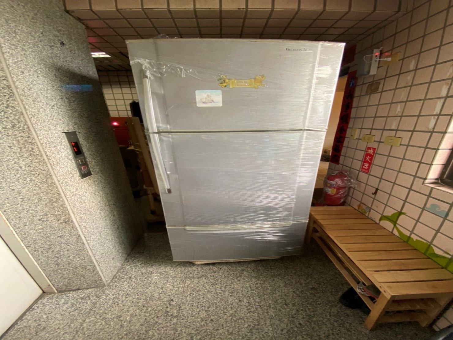 家庭搬遷冰箱搬運以膠膜層層綑繞防塵、防水氣潮濕-台北搬家公司推薦榮福搬家