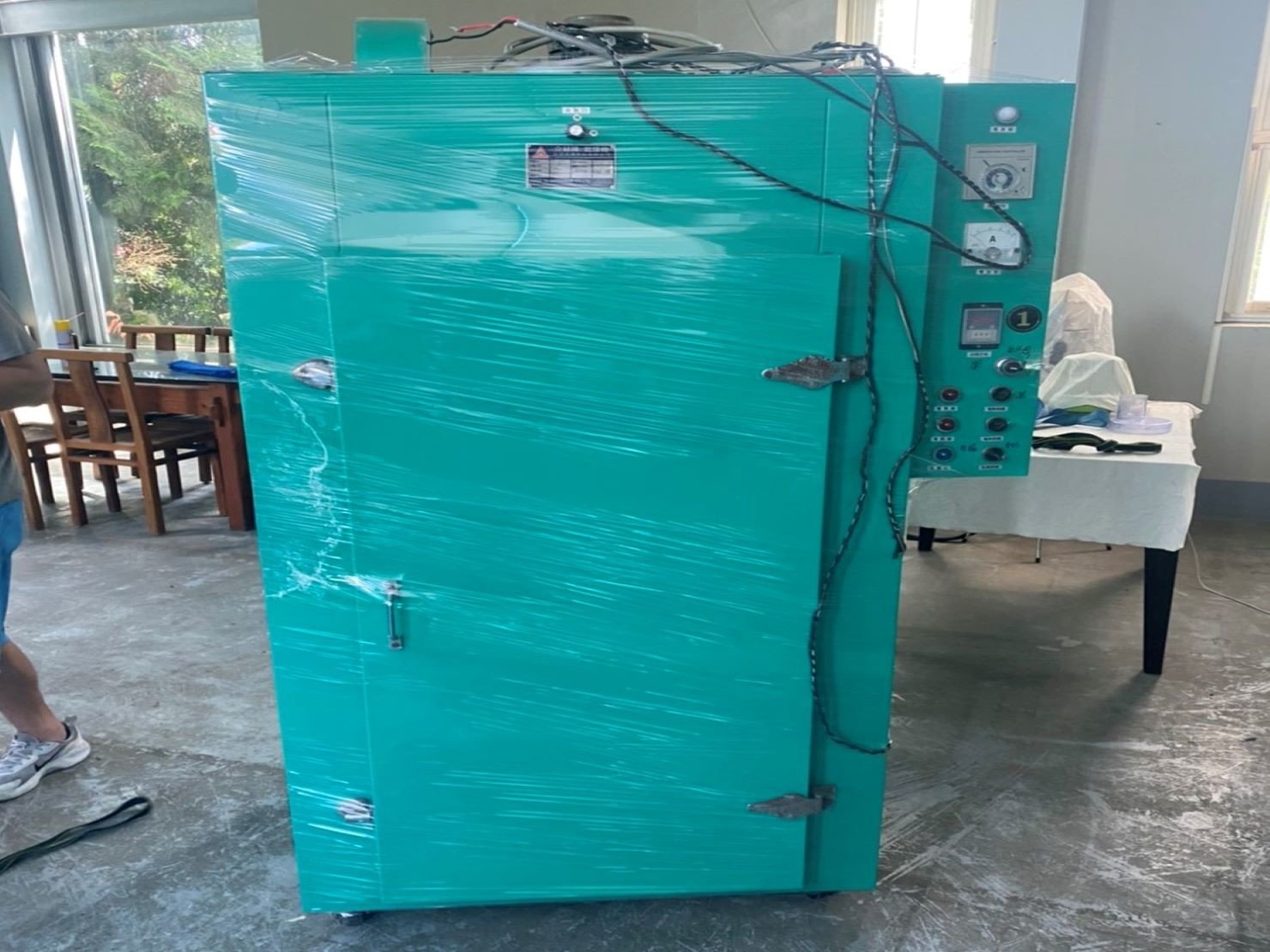 台北搬家公司推薦【榮福搬家公司】值得您來選擇：搬運乾燥機前先以膠膜將其從上到下反覆包裹，防塵、防水、防磨損。